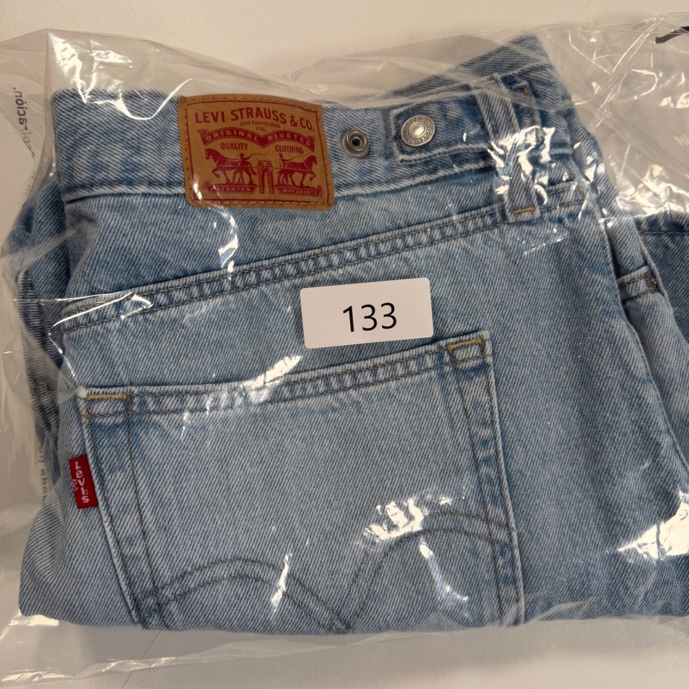 Levis Denim Shorts Womens 33 Light Blue Cinch Shorts High Rise Snap Back 003K1 - Picture 9 of 9